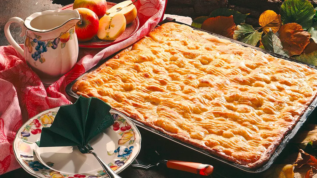 Gedeckter Apfelkuchen vom Blech Rezept - Foto: LECKER @ Bauer Media Group Gedeckter Apfelkuchen vom Blech Rezept - Foto: LECKER @ Bauer Media Group