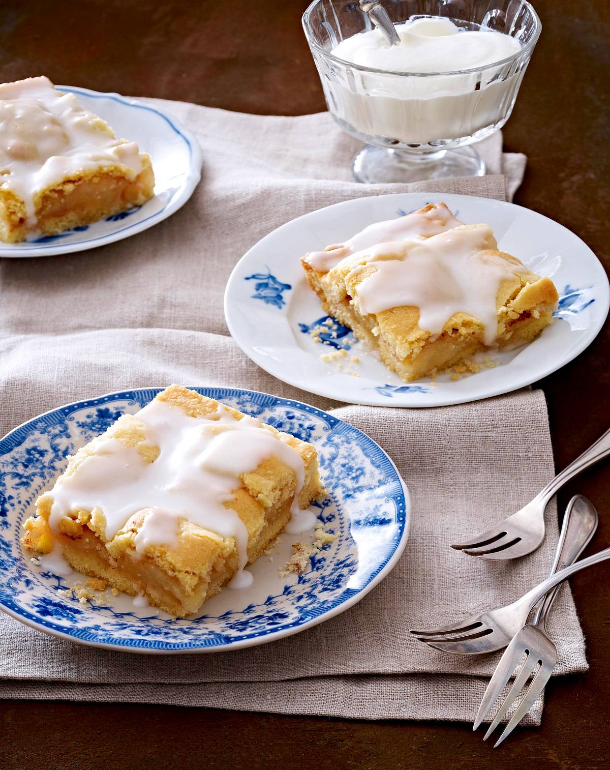 Gedeckter Birnen-Blechkuchen mit Möwenschiet Rezept