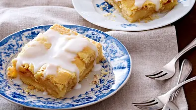 Gedeckter Birnen-Blechkuchen mit Möwenschiet Rezept - Foto: LECKER @ Bauer Media Group