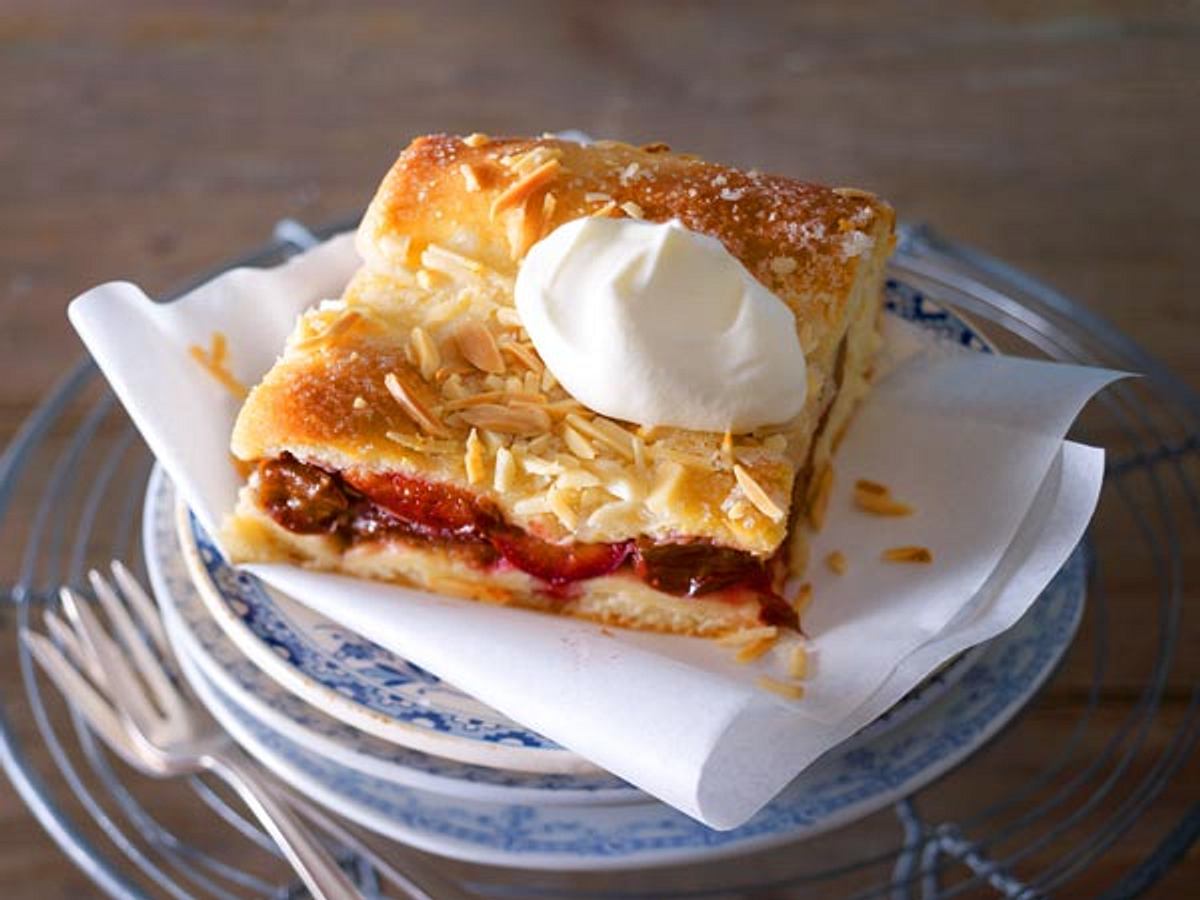 Gedeckter Pflaumenkuchen vom Blech mit Mandelkruste Rezept