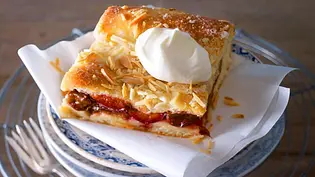 Gedeckter Pflaumenkuchen vom Blech mit Mandelkruste Rezept - Foto: LECKER @ Bauer Media Group Gedeckter Pflaumenkuchen vom Blech mit Mandelkruste Rezept - Foto: LECKER @ Bauer Media Group