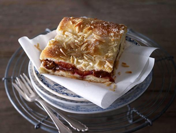 Gedeckter Pflaumenkuchen vom Blech mit Mandelkruste Rezept Gedeckter Pflaumenkuchen vom Blech mit Mandelkruste Rezept