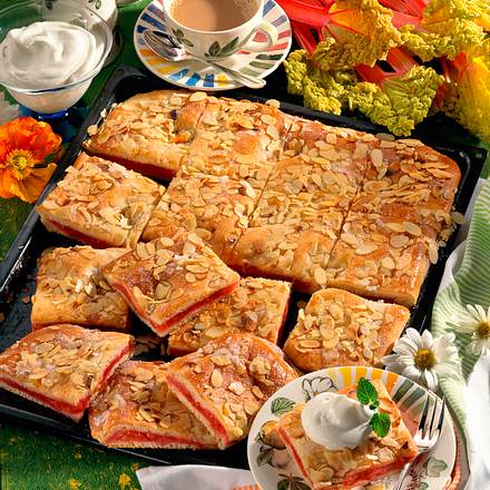 Gedeckter Rhabarber-Butterkuchen vom Blech Rezept