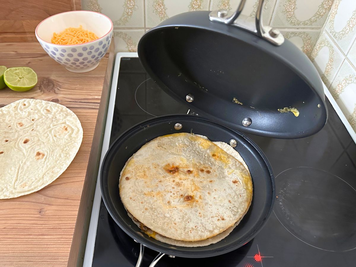 In der Wendepfanne gedrehte Quesadilla mit Cheddar-Rest an der Deckel-Pfanne