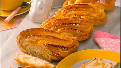 Gedrehtes Osterbrot Rezept - Foto: House of Food / Bauer Food Experts KG