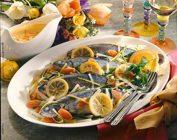 Gedünstete Forellen auf Juiennegemüse Rezept Gedünstete Forellen auf Juiennegemüse Rezept