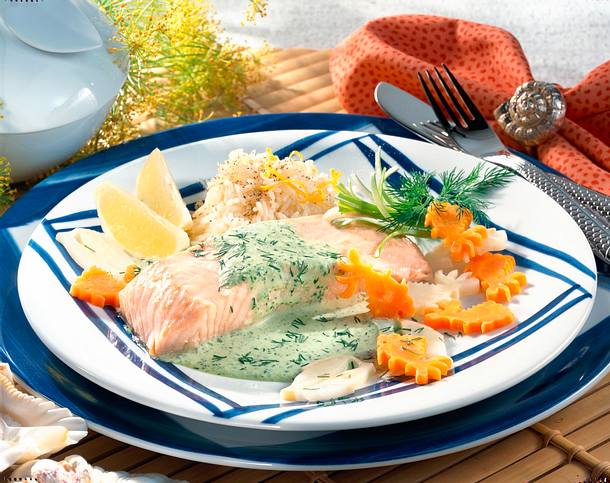 Gedünstete Lachstranchen auf Kräuter-Meerrettich-Schaum Rezept Gedünstete Lachstranchen auf Kräuter-Meerrettich-Schaum Rezept