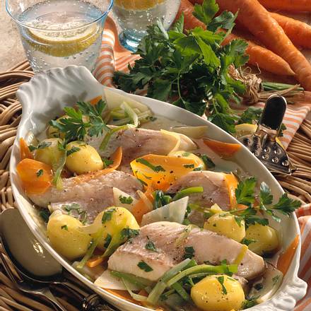 Gedünstete Rotbarschfilets auf Bouillon-Gemüse Rezept Gedünstete Rotbarschfilets auf Bouillon-Gemüse Rezept
