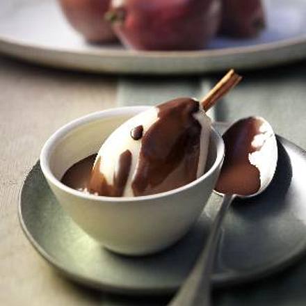 Gedünstete Weißwein-Amaretto-Birne mit Espresso-Schokosauce Rezept Gedünstete Weißwein-Amaretto-Birne mit Espresso-Schokosauce Rezept
