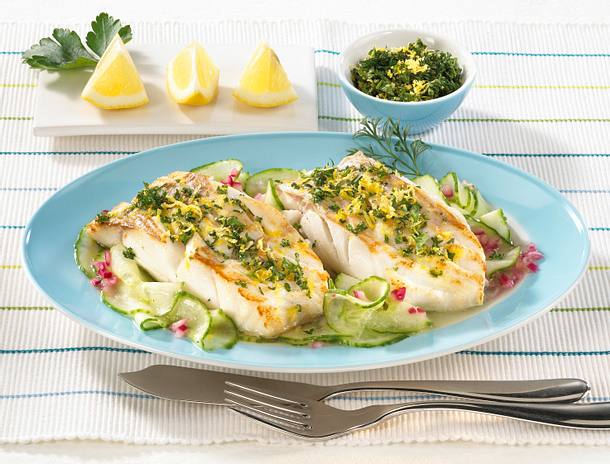 Gedünsteter Kabeljau auf Gurkensalat Rezept Gedünsteter Kabeljau auf Gurkensalat Rezept