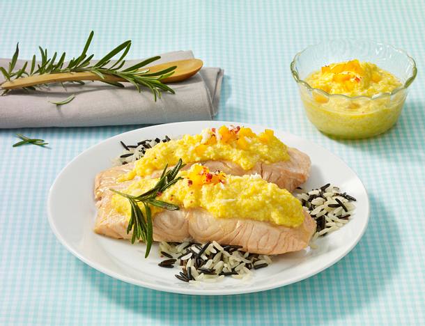 Gedünsteter Lachs mit gelber Pestohaube Rezept Gedünsteter Lachs mit gelber Pestohaube Rezept