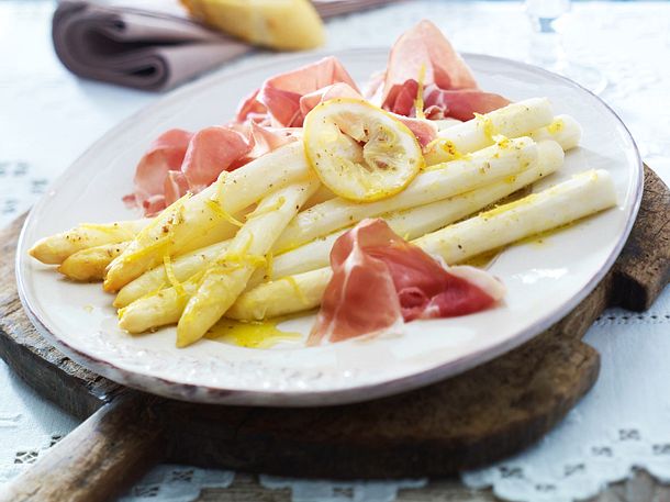 Gedünsteter Spargel mit Parmaschinken und Kräuterbrot Rezept Gedünsteter Spargel mit Parmaschinken und Kräuterbrot Rezept