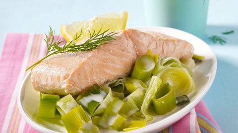 Gedünsteter Lachs auf leichtem Porree-Rahm Rezept - Foto: House of Food / Bauer Food Experts KG