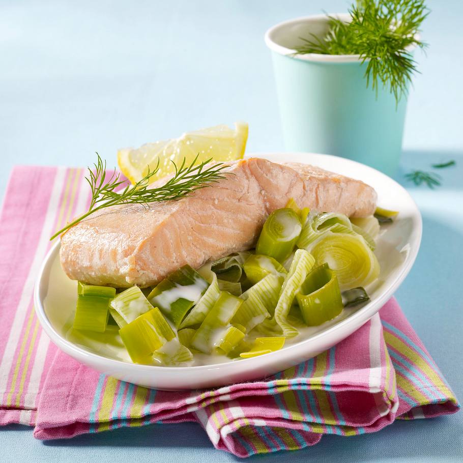 Gedünsteter Lachs auf leichtem Porree-Rahm Rezept
