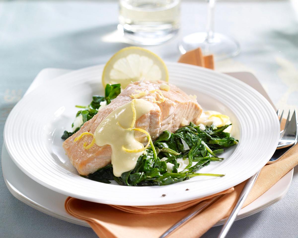 Gedünsteter Lachs auf Spinat mit Zitronen-Hollandaise Rezept