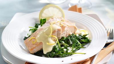 Gedünsteter Lachs auf Spinat mit Zitronen-Hollandaise Rezept - Foto: House of Food / Bauer Food Experts KG