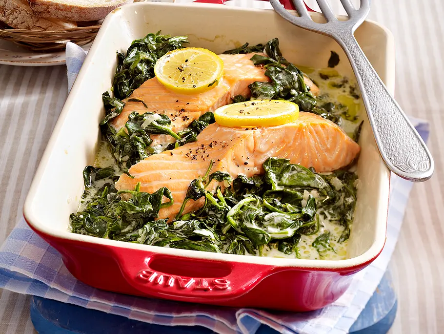 Gedünsteter Lachs auf Spinat Rezept Gedünsteter Lachs auf Spinatbett Rezept