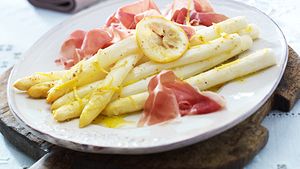 Gedünsteter Spargel mit Parmaschinken und Kräuterbrot Rezept - Foto: House of Food / Bauer Food Experts KG