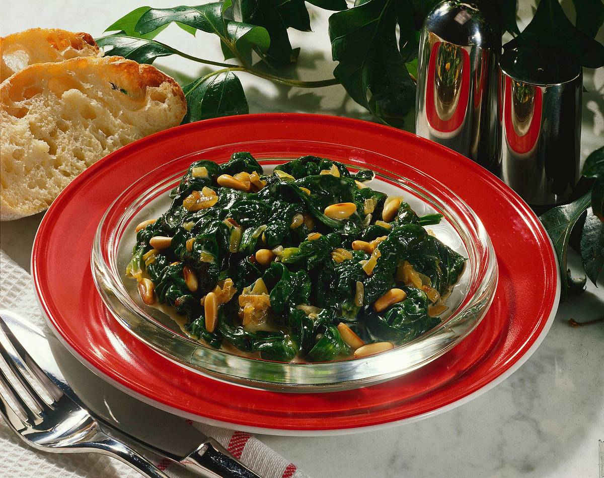 Gedünsteter Spinat mit Pinienkernen Rezept