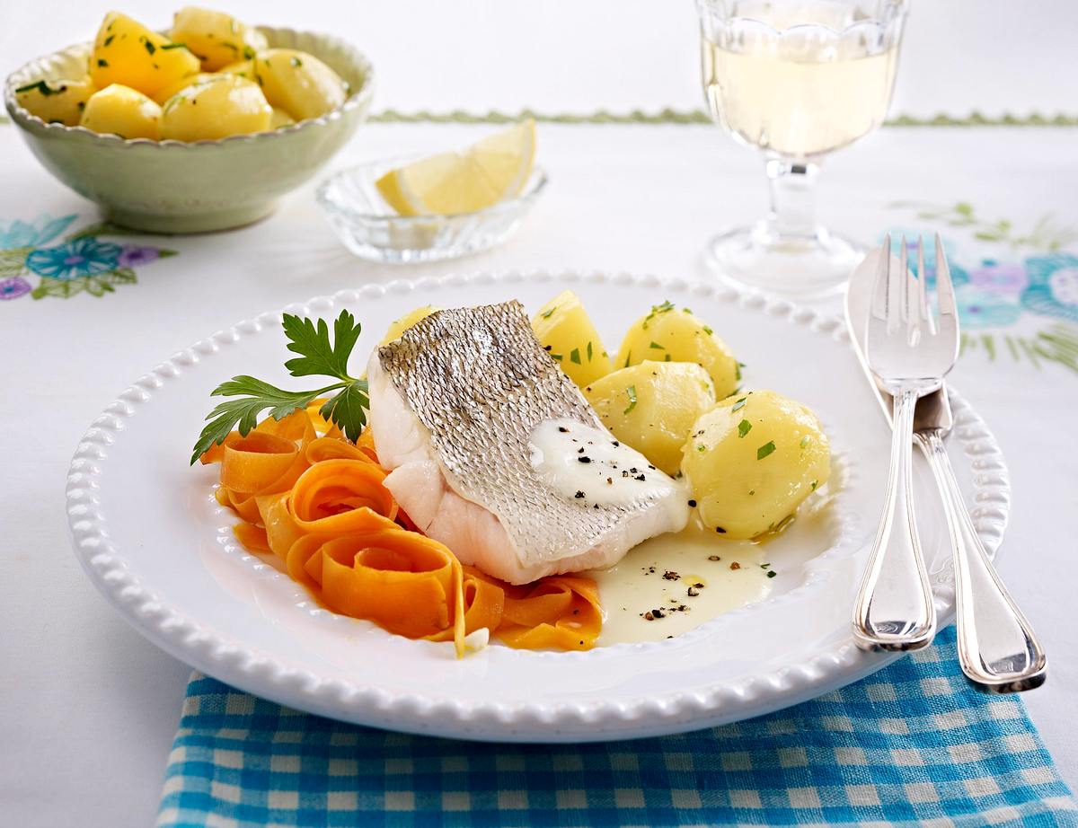 Gedünsteter Zander mit Kartoffeln und Möhren Rezept