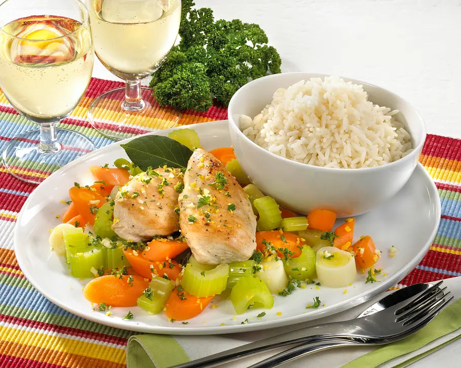 Gedünstetes Hähnchenfilet auf Gemüse Rezept Gedünstetes Hähnchenfilet auf Gemüse Rezept