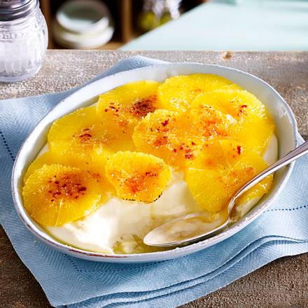 Geeiste Frischkäsecreme überbacken mit karamellisierten Orangen Rezept Geeiste Frischkäsecreme überbacken mit karamellisierten Orangen Rezept