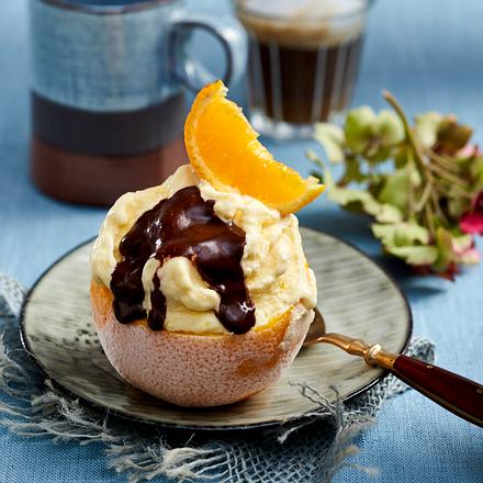 Geeiste Jaffa-Creme im Orangenkörbchen Rezept