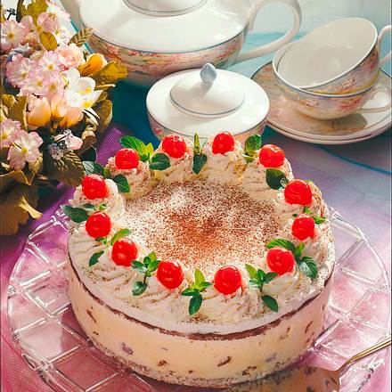 Geeiste Kirschtorte aus fertiger Eiscreme Rezept
