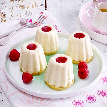 Geeiste Panna Cotta-Törtchen mit Himbeersoße Rezept Geeiste Panna Cotta-Törtchen mit Himbeersoße Rezept