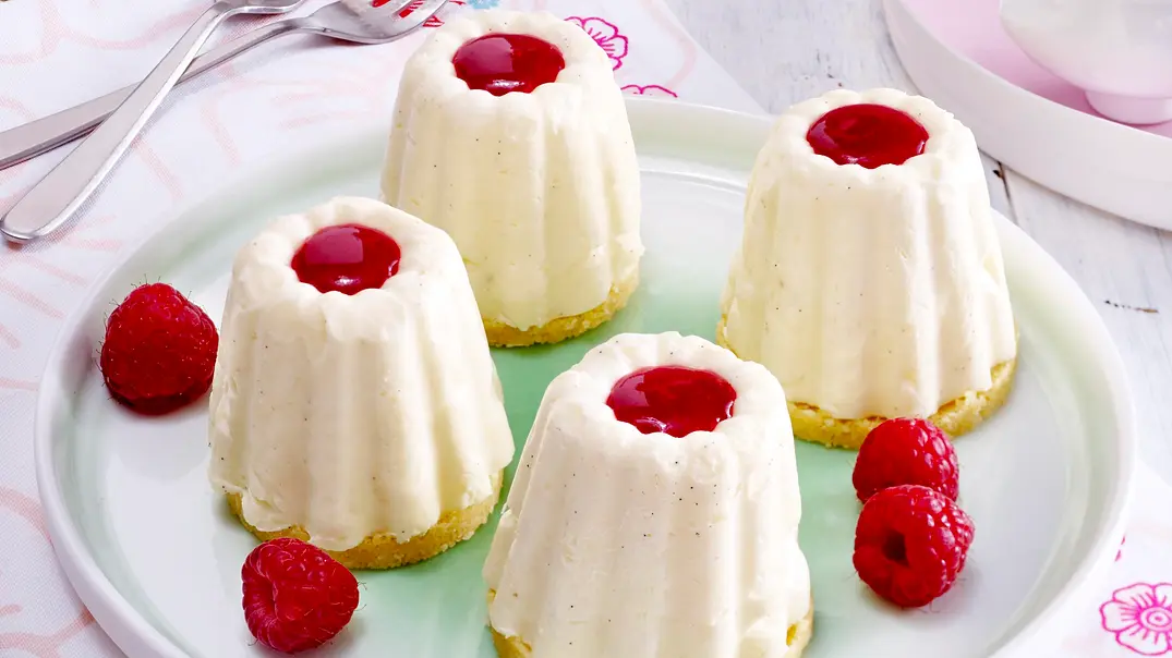 Geeiste Panna Cotta-Törtchen mit Himbeersoße Rezept - Foto: LECKER @ Bauer Media Group Geeiste Panna Cotta-Törtchen mit Himbeersoße Rezept - Foto: LECKER @ Bauer Media Group