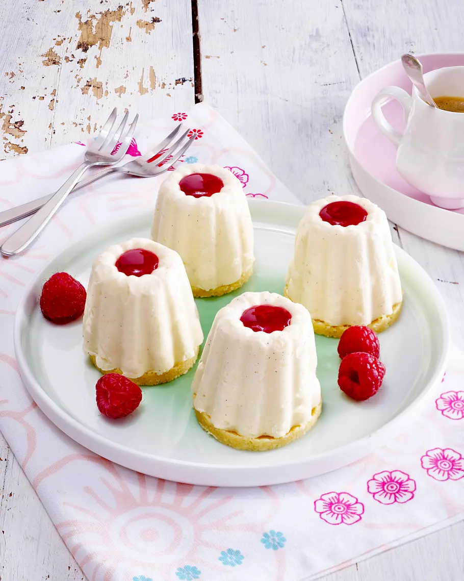Geeiste Panna Cotta-Törtchen mit Himbeersoße Rezept