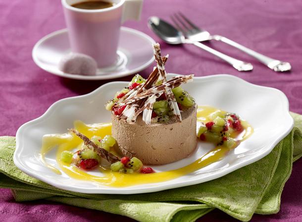 Geeiste Schokomousse auf Aprikosenspiegel Rezept Geeiste Schokomousse auf Aprikosenspiegel Rezept