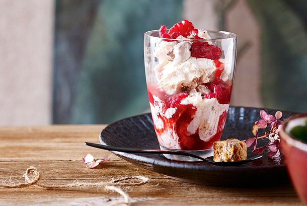 Geeiste Stracciatellacreme mit Himbeerkaramell Rezept Geeiste Stracciatellacreme mit Himbeerkaramell Rezept