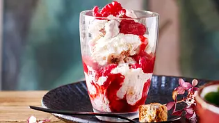 Geeiste Stracciatellacreme mit Himbeerkaramell Rezept - Foto: LECKER @ Bauer Media Group Geeiste Stracciatellacreme mit Himbeerkaramell Rezept - Foto: LECKER @ Bauer Media Group