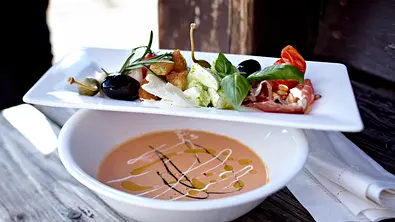 Geeiste Tomatensuppe mit verschiedenen Beilagen Rezept - Foto: LECKER @ Bauer Media Group