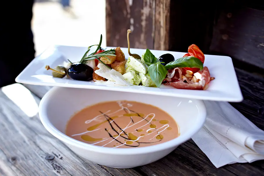 Geeiste Tomatensuppe mit verschiedenen Beilagen Rezept Geeiste Tomatensuppe mit verschiedenen Beilagen Rezept