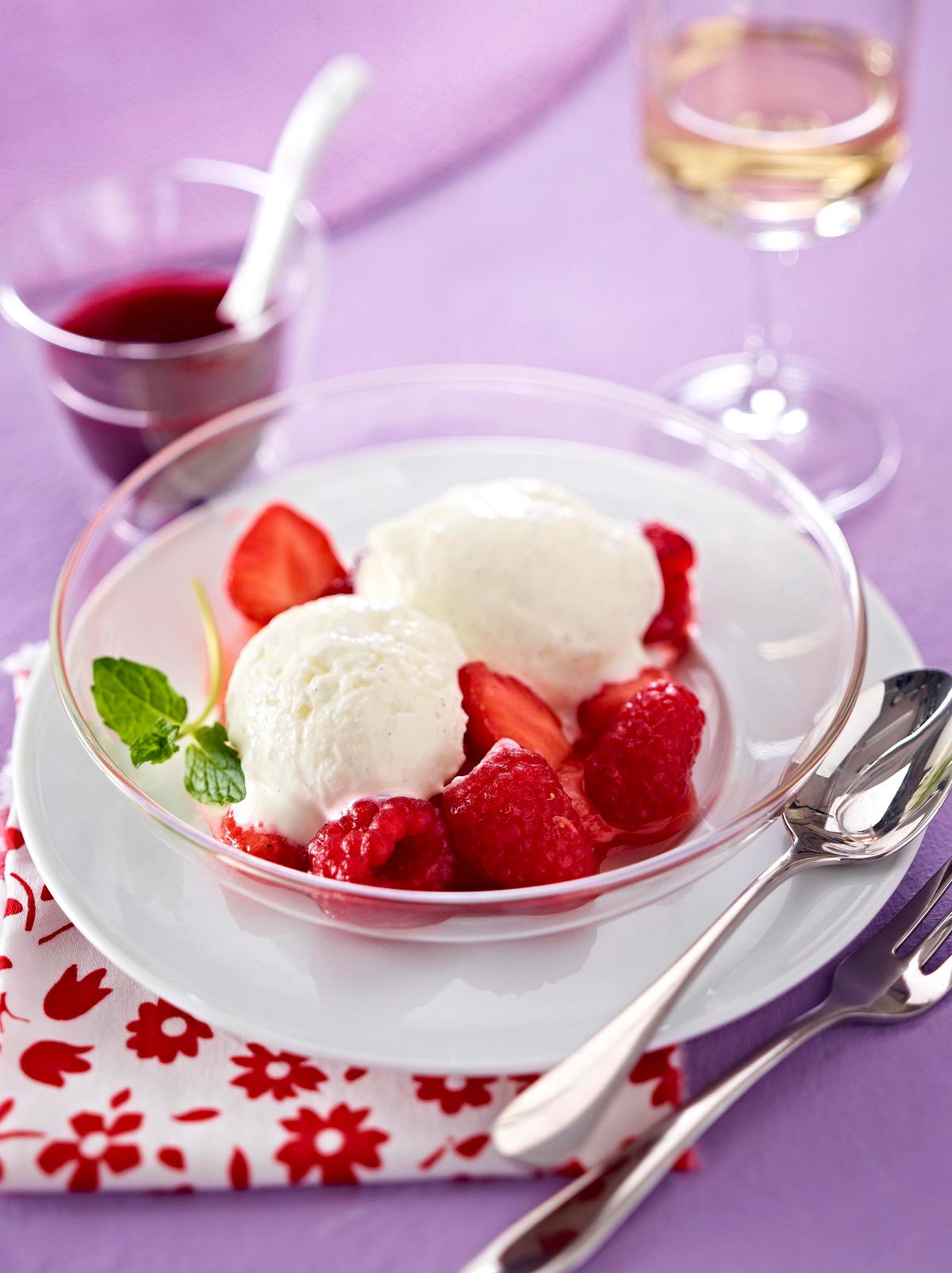 Geeister Joghurt mit roten Früchten Rezept