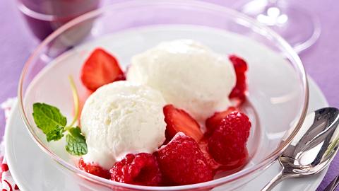 Geeister Joghurt mit roten Früchten Rezept - Foto: House of Food / Bauer Food Experts KG