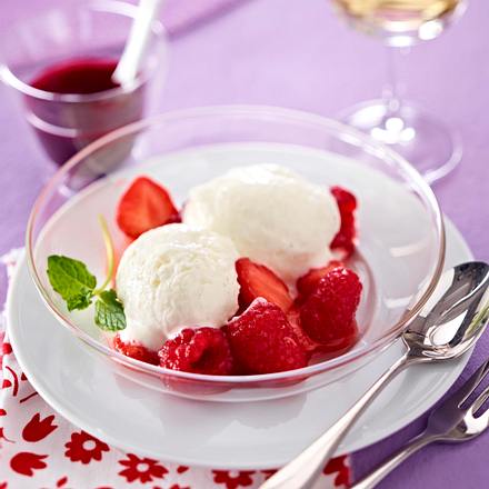Geeister Joghurt mit roten Früchten Rezept Geeister Joghurt mit roten Früchten Rezept