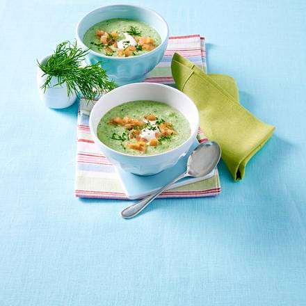 Geeistes Gurkenschaumsüppchen mit Lachstatar Rezept Geeistes Gurkenschaumsüppchen mit Lachstatar Rezept