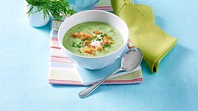 Geeistes Gurkenschaumsüppchen mit Lachstatar Rezept - Foto: LECKER @ Bauer Media Group
