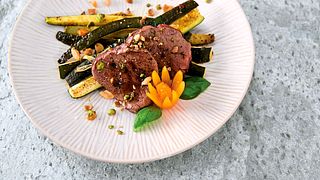 Geflämmtes Rinderfilet auf Curry-Zucchetti Rezept - Foto: House of Food / Bauer Food Experts KG