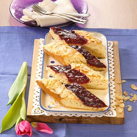 Gefleckter Butterkuchen mit Roter Grütze Rezept