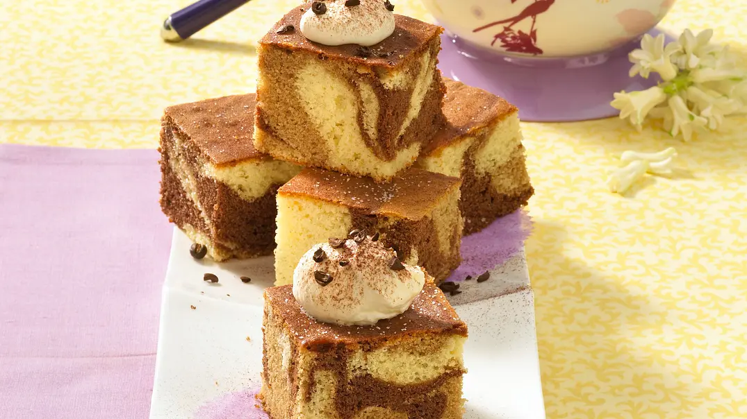 Gefleckter Milchkaffee-Blechkuchen Rezept - Foto: LECKER @ Bauer Media Group Gefleckter Milchkaffee-Blechkuchen Rezept - Foto: LECKER @ Bauer Media Group