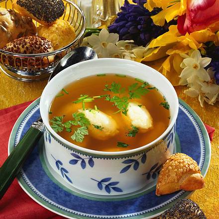 Geflügel-Bouillon mit Klößchen Rezept Geflügel-Bouillon mit Klößchen Rezept