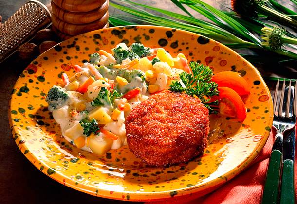 Geflügel-Frikadellen mit Bechamel-Gemüse Rezept Geflügel-Frikadellen mit Bechamel-Gemüse Rezept