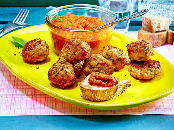 Geflügel-Frikadellen mit kaltem Paprikadip Rezept Geflügel-Frikadellen mit kaltem Paprikadip Rezept