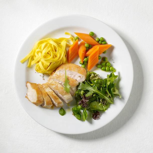 Geflügel mit Nudeln und Salat Rezept