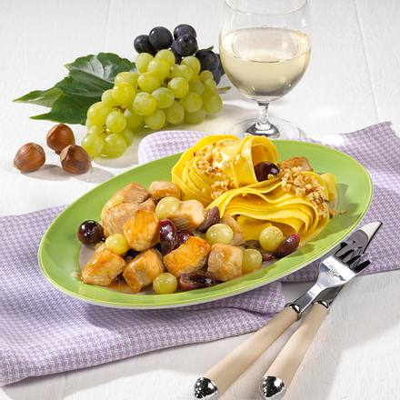 Geflügel-Trauben-Gulasch mit Nussnudeln Rezept