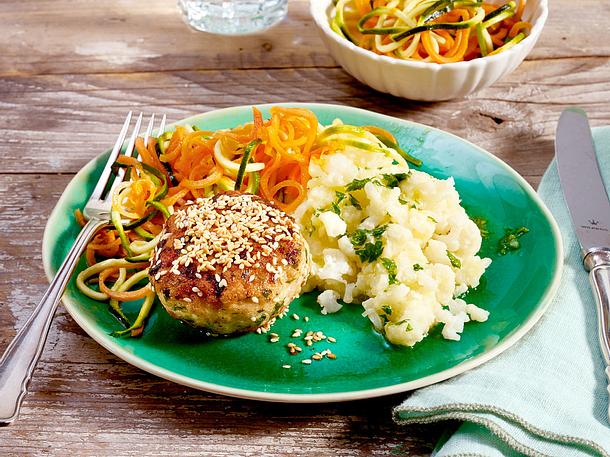 Geflügelfrikadelle auf Blumenkohlpüree mit Zucchini-Möhren-Salat Rezept
